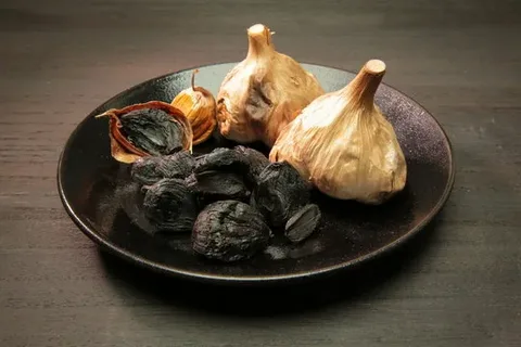 تصویر 1 از سیر سیاه شیراز با کیفیت ممتاز و بافت ژله‌ ای نرم